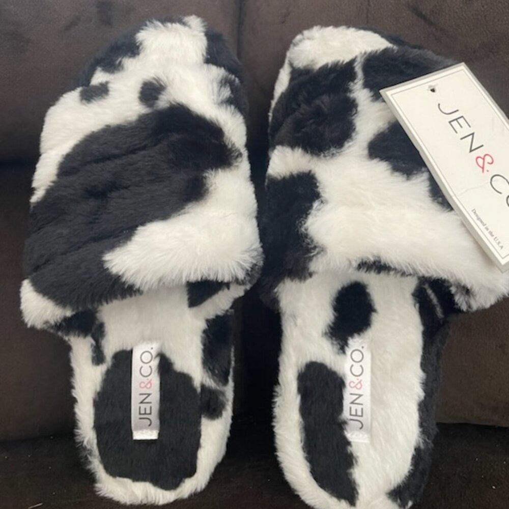 Women Slippers-Black and White- New- appears smaller than size shown